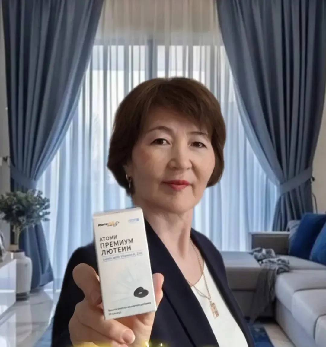 Анжела показывает продукт с лютеином Atomy